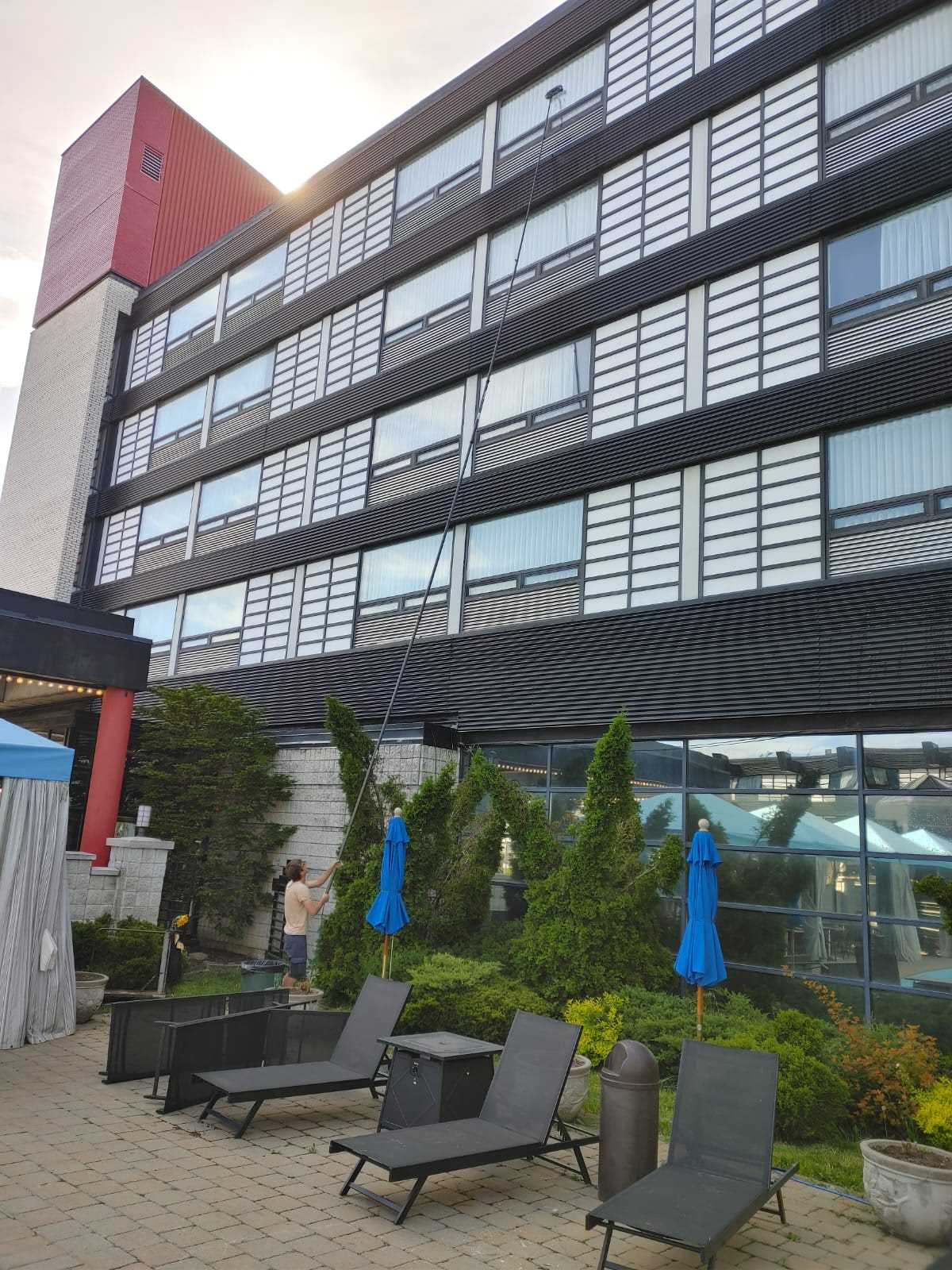 Hôtel Ruby Foo's — Nettoyage de vitres extérieur (perche à eau pure)