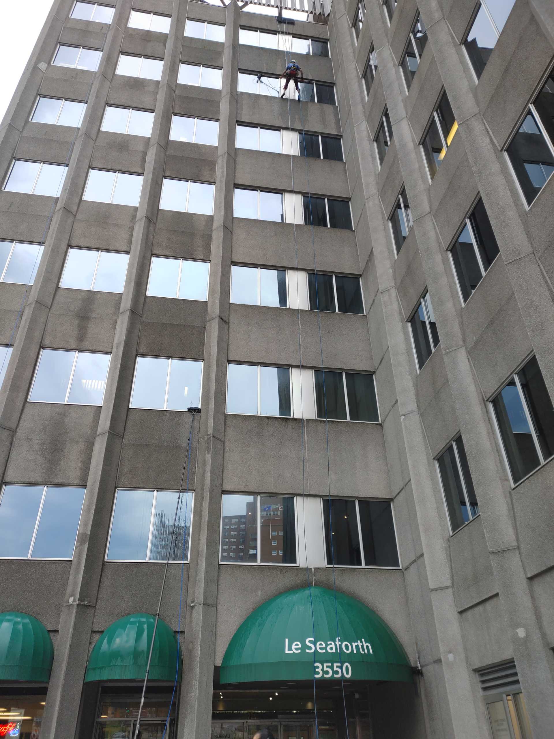 Le Seaforth — 3550, chemin de la Côte-des-Neiges — Nettoyage de vitres en hauteur