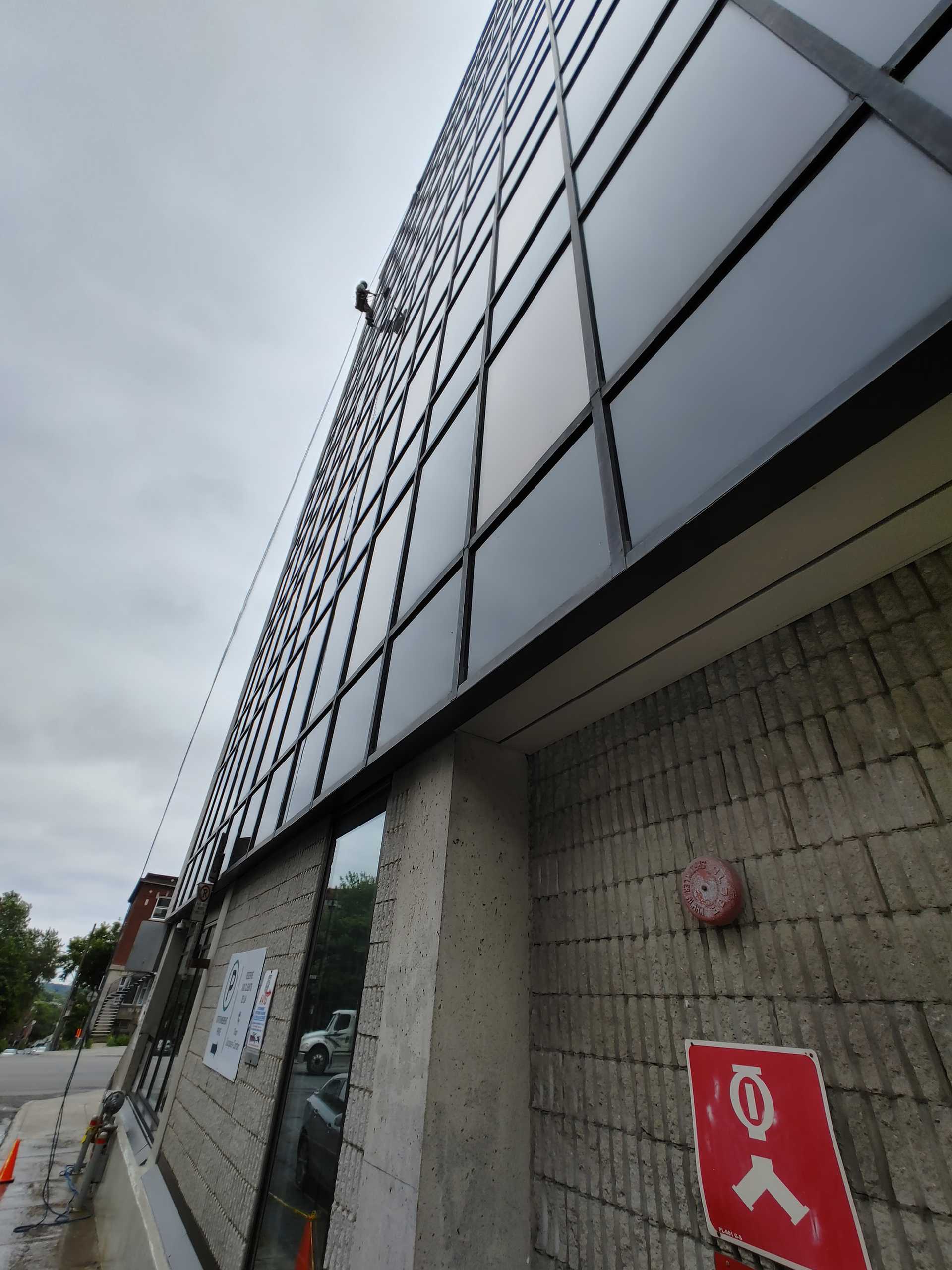 1851, rue Sherbrooke Est — Nettoyage de vitres en hauteur