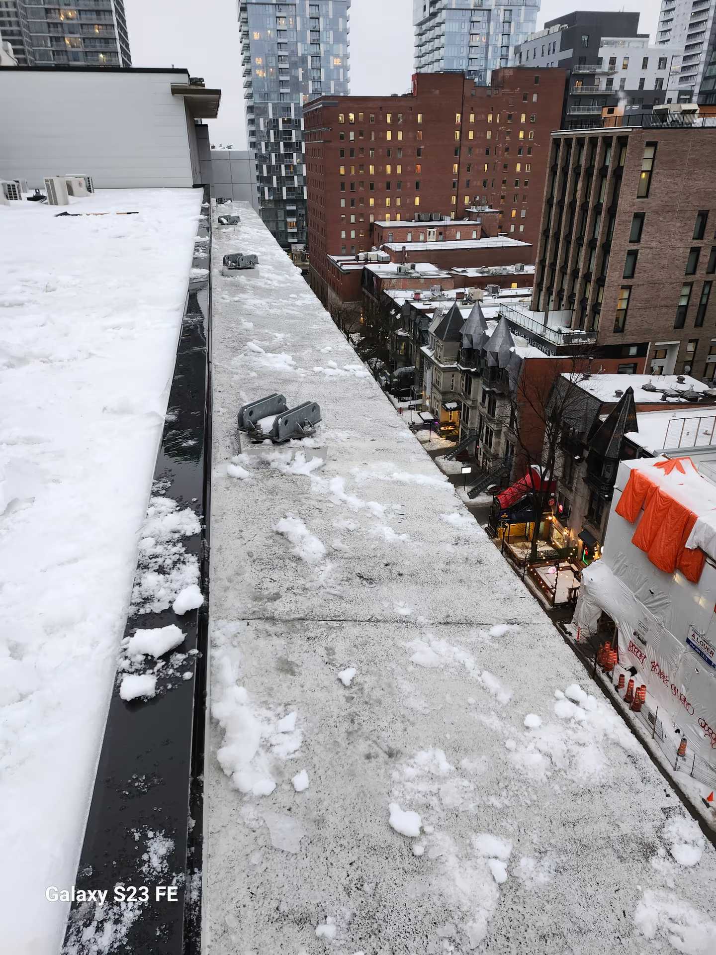 Déneigement et déglaçage du rebord de toiture — Les Condos Flex — Déneigement et déglaçage (accès sur corde)
