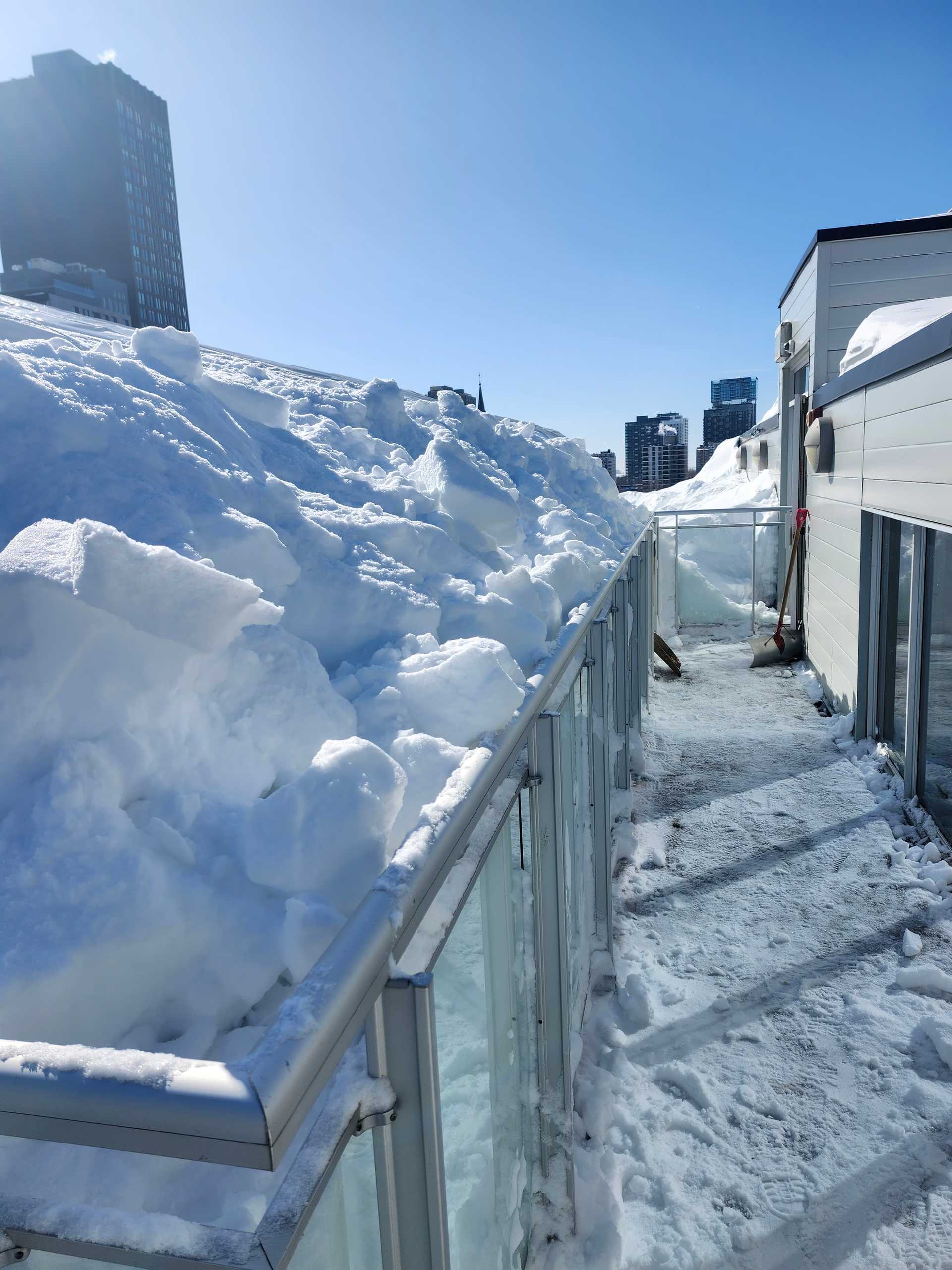 Déneigement d'un passage de sécurité sur toiture — Les Condos Flex — Déneigement de toiture