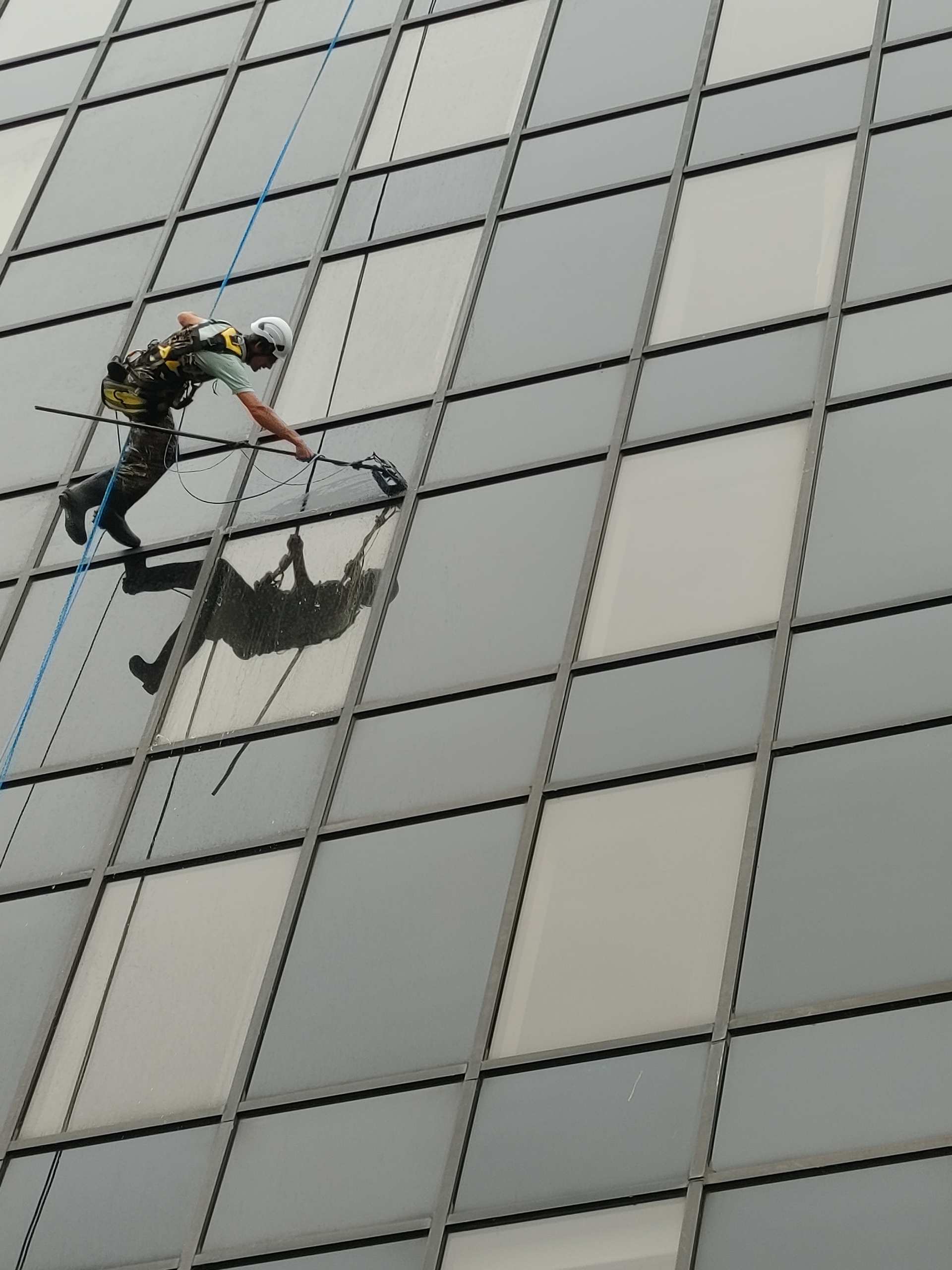 Full glass building maintenance cleaning